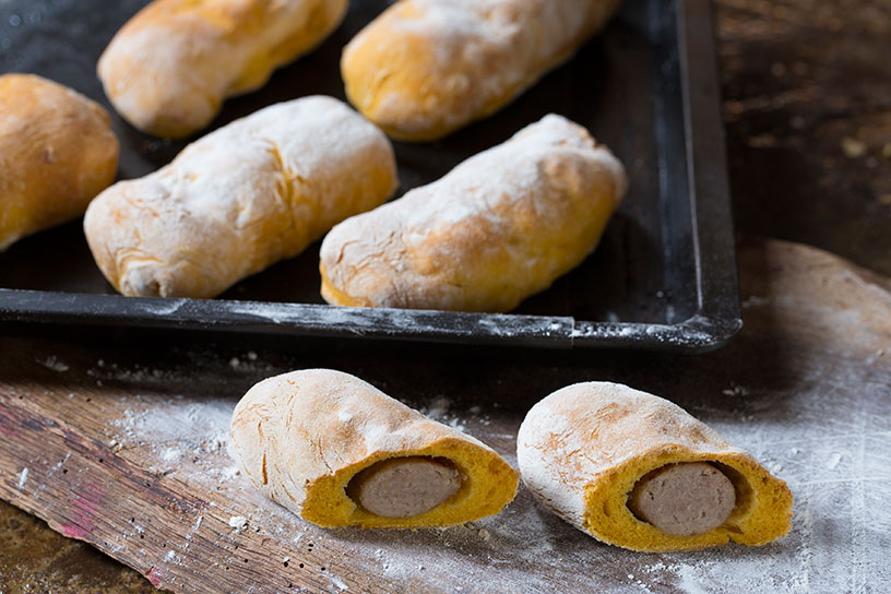 Zelfgemaakte doorgesneden worstenbroodjes
